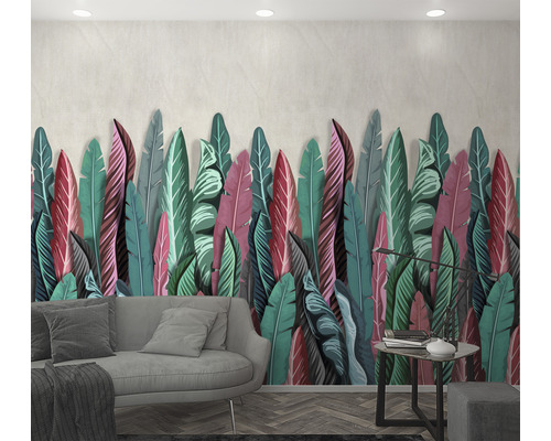 Vardagsrum med stor väggmålning med blad, soffa och sidobord.