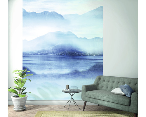Vardagsrum med fototapet av en sjö med berg