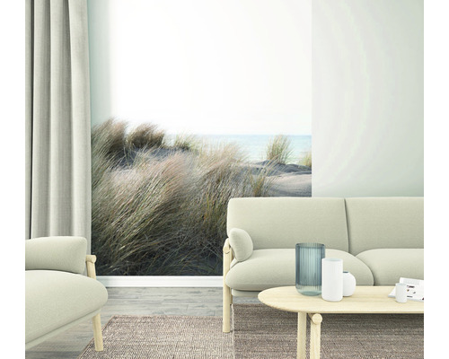 Vardagsrum med soffa och strandtapet
