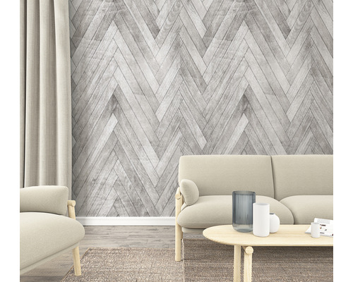 Vardagsrum med soffa, fåtölj och väggbeklädnad i fiskbensmönster