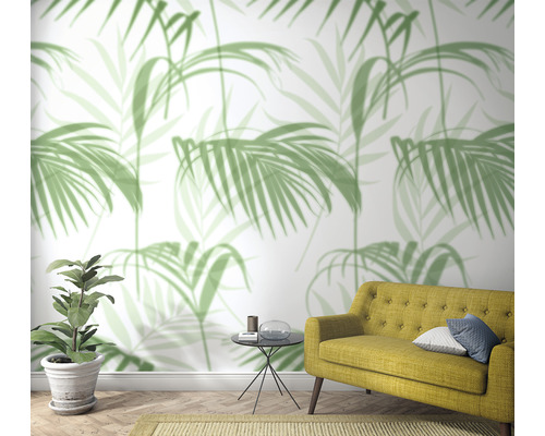 Vardagsrum med palmbladstapet, soffa, växt och sidobord
