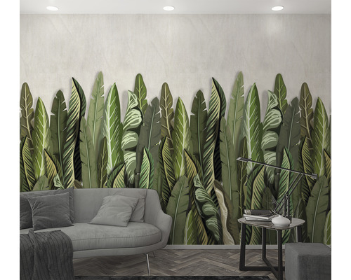 Vardagsrum med blad tapet, soffa och sidobord med lampa