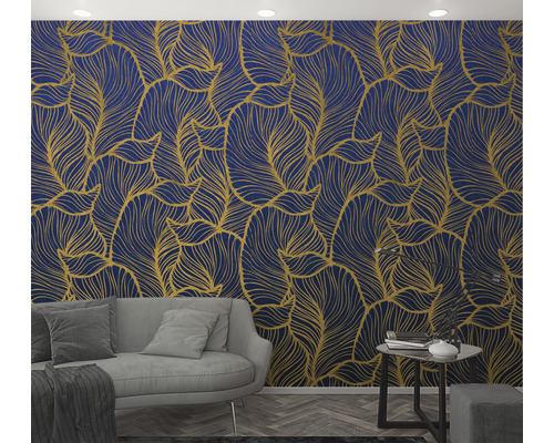 Vardagsrum med soffa och tapet med bladmönster