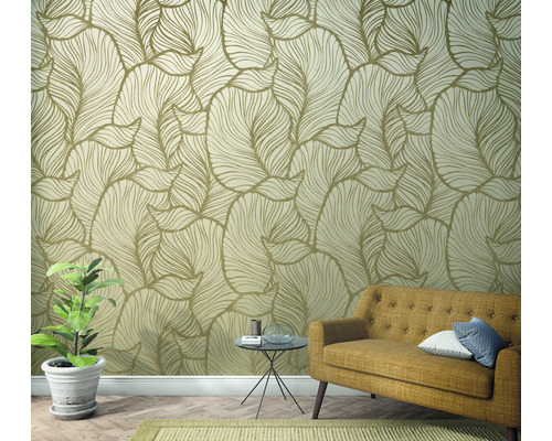 Vardagsrum med tapet med bladmönster, soffa och krukväxt