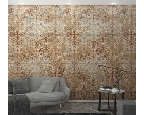 Vardagsrum med mönstrad tapet, soffa och sidobord