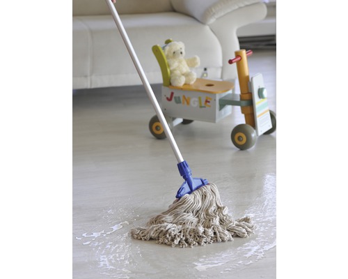 Mopp som rengör ett golv