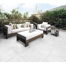 Uteplats med sittgrupp och golvplattor utomhus.