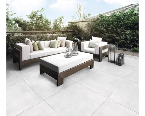 Uteplats med sittgrupp och golvplattor utomhus.