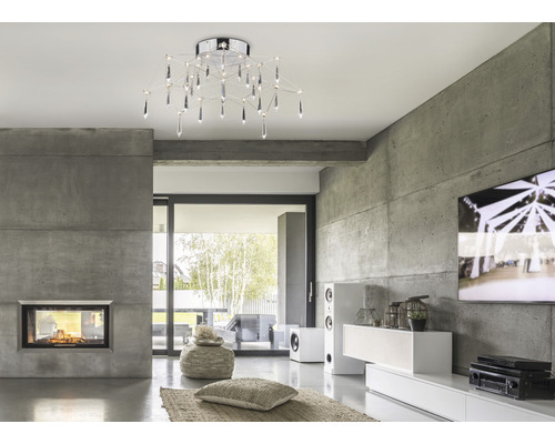 Vardagsrum med taklampa, öppen spis och betongelement