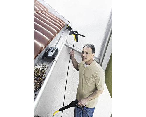 Man rengör takrännan med takrännsrengörare