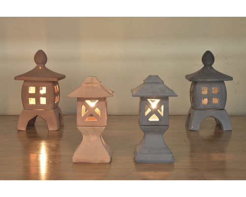 Fyra trädgårdslyktor i gjuten sten med belysning