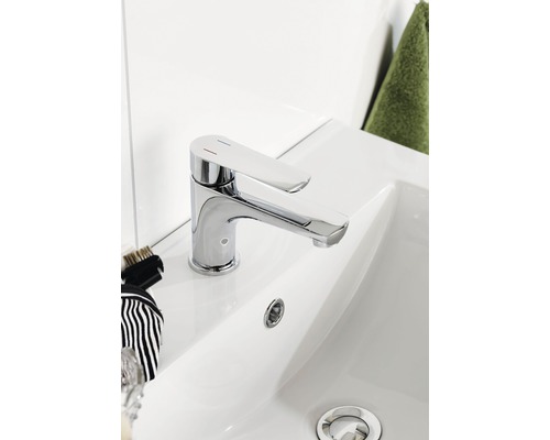 Kromad tvättställsblandare i ett vitt handfat