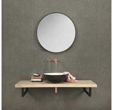 Modernt badrum med rund spegel, handfat och trähylla