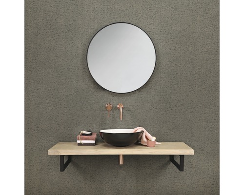 Modernt badrum med rund spegel, handfat och trähylla