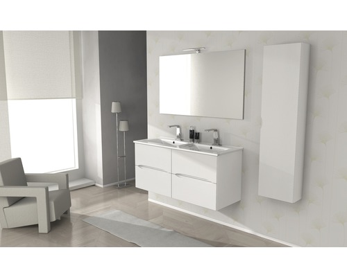 Badrumsscen med vitt dubbelt tvättställ, spegel, högskåp och fåtölj