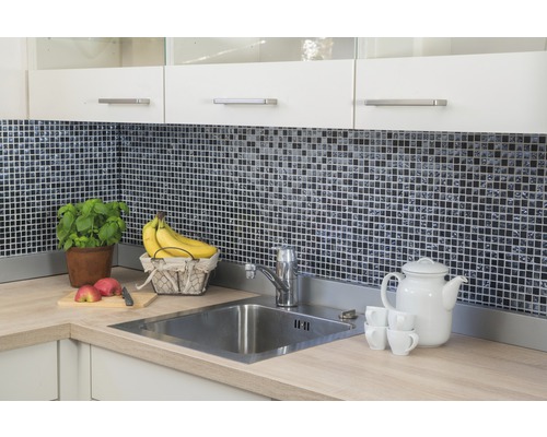 Köksscen med diskho, kran, mosaikplattor och köksredskap