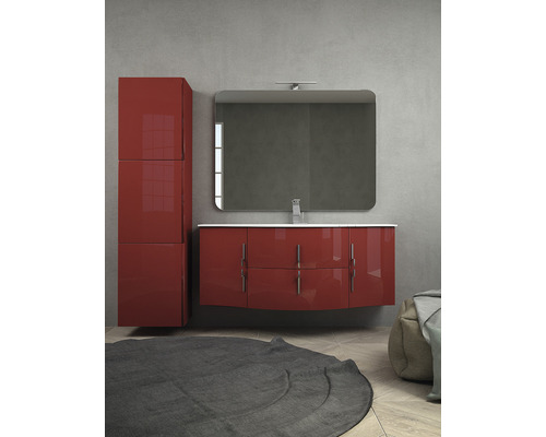 Badrum med tvättställsskåp, spegelskåp och högskåp