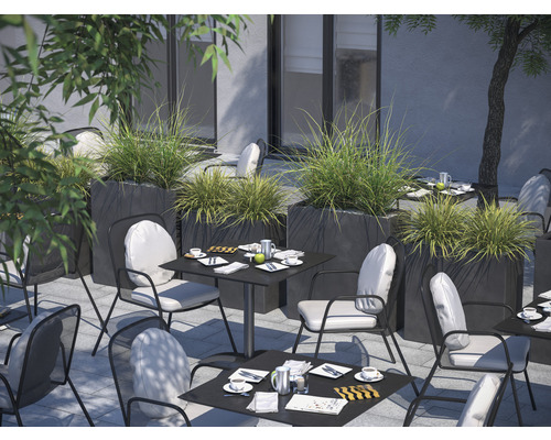 Uteplats med bord, stolar och blomlådor