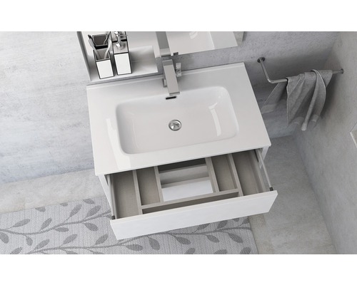 Tvättställsskåp med öppen låda och handdukshållare i badrummet