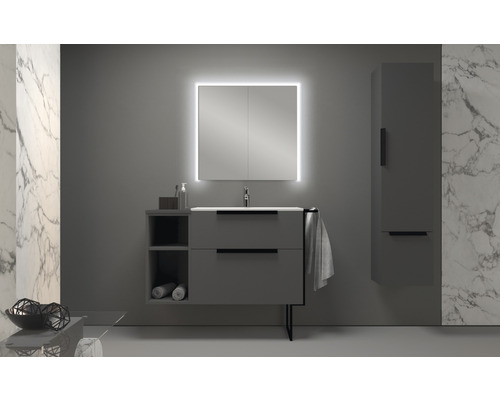 Modernt badrum med tvättställ, spegelskåp med belysning och högskåp