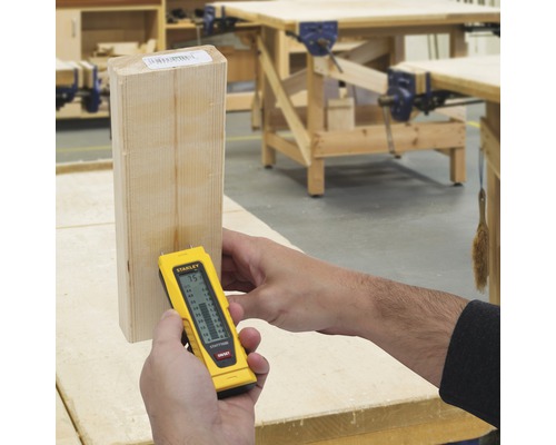 Träfuktmätare som mäter fukthalten i en träbit