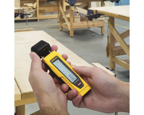 Fuktmätare som används för att mäta träfuktighet