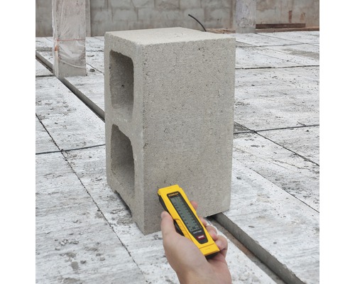 Fuktmätare kontrollerar ett betongblock.
