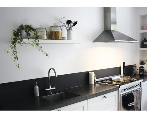 Köksscen med diskho, bänkskiva, spis, fläkt och hylla