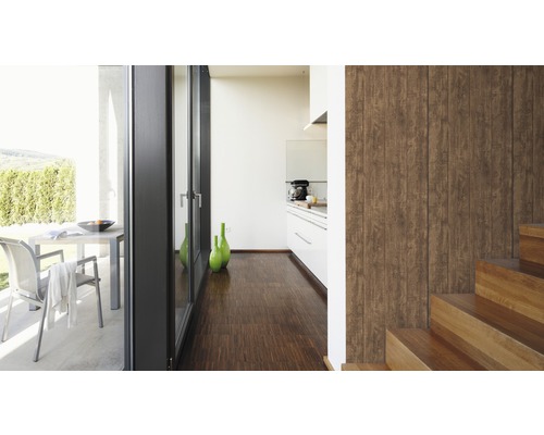 Ljust rum med trägolv, trappa och trävägg