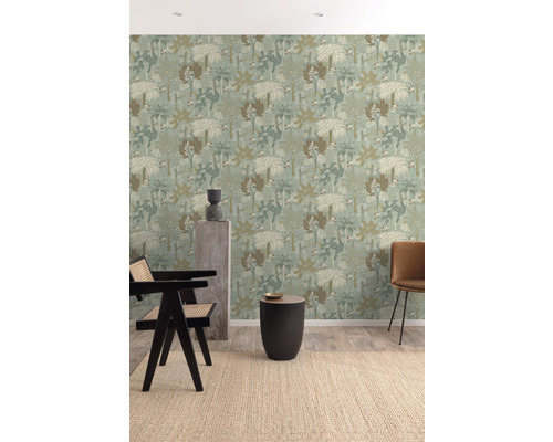 Rumsöversikt med mönstrad tapet, stolar och matta för en hemtrevlig atmosfär