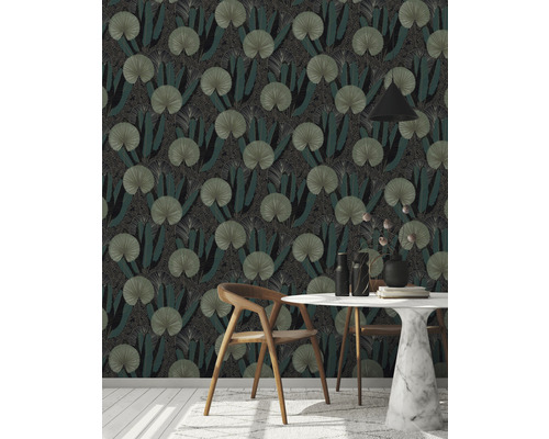 Matsal med mörkgrön blad tapet, ett matbord och stolar.