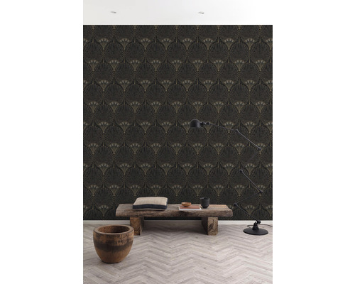 Rumsbild med mönstrad tapet, träpall och golvlampa