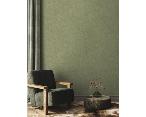 Vardagsrum med fåtölj, sidobord och gardin