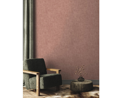 Inredning med fåtölj, sidobord, dekoration, gardin och väggbeklädnad