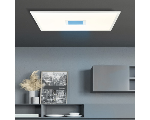 Fyrkantig taklampa med rektangulärt uttag i ett modernt inrett rum.