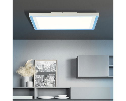 Taklampa i modernt vardagsrum med indirekt belysning