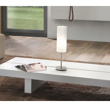 Bordslampa på ett soffbord i ett vardagsrum.