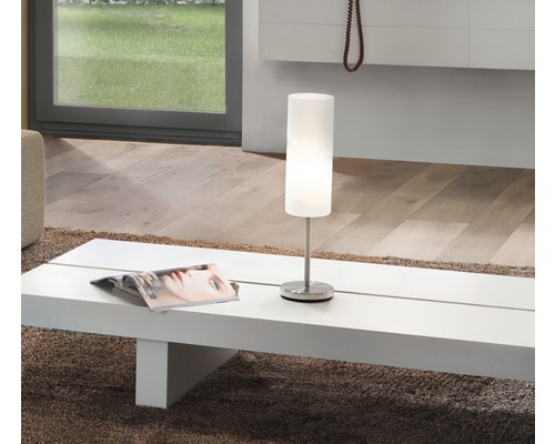 Bordslampa på ett soffbord i ett vardagsrum.