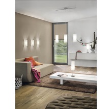 Vardagsrum med soffa, matta, soffbord och olika lampor för rumsbelysning.