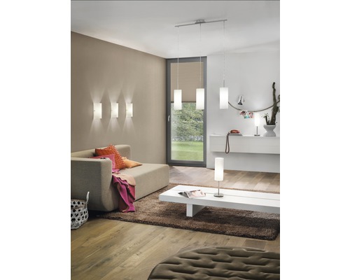 Vardagsrum med soffa, matta, soffbord och olika lampor för rumsbelysning.