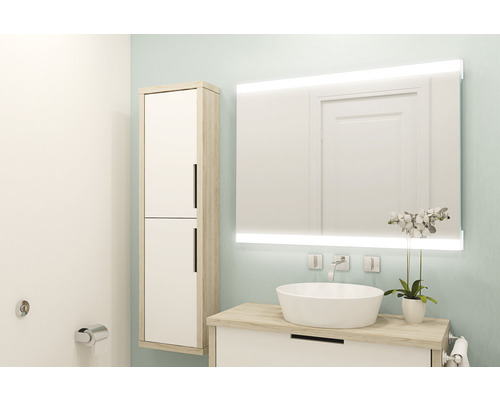 Badrum med tvättställ, belyst spegel och högskåp