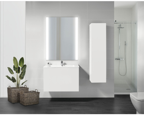 Modernt badrum med tvättställ, spegelskåp, högskåp och dusch