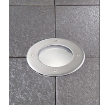 Metallstrålkastare inbäddad i gatsten