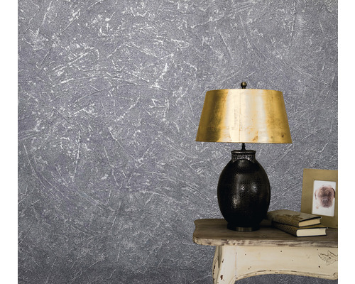 Grå strukturtapet med lampa på ett bord