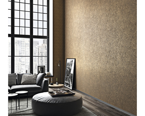 Vardagsrum med strukturtapet och modern inredning