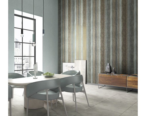 Matsal med matbord, stolar och randig tapet