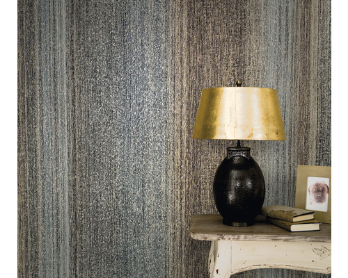 Dekorativ tapet med linjärt mönster i interiör bredvid bordslampa