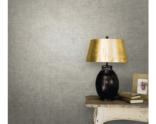 Närbild av en strukturerad tapet i ett vardagsrum med bordslampa och dekoration