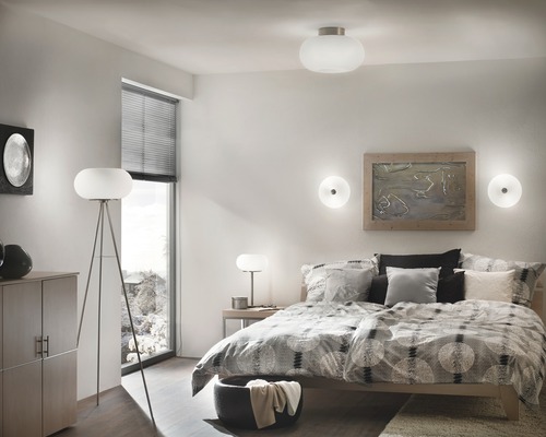 Sovrum med taklampa, golvlampa och vägglampor