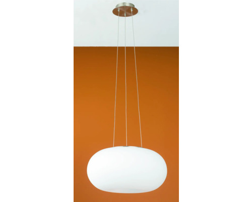 Pendellampa med rund, vit glaskupa och upphängning